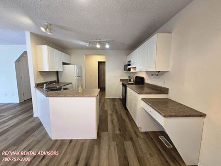 GREAT 3 BED, 4 BATH, 2 STOREY SINGLE FAMILY HOME W/ A DBL ATTACHED GARAGE IN THE COMMUNITY OF BELMONT - Photo 3