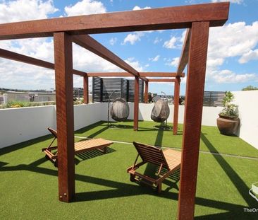 Stylish One-Bedroom Apartment with Superb Views & Unbeatable Location - Photo 3