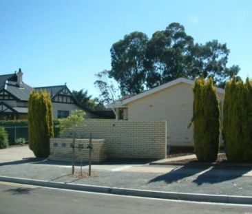 Single storey rear unit in small group of four! - Photo 1