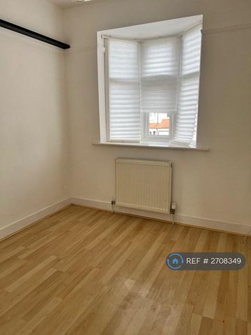 3 bedroom end of terrace house to rent - Photo 2