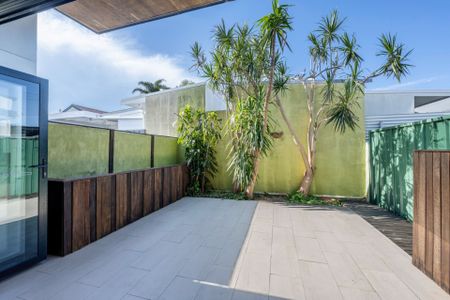 Modern Inner-City Living with Private Courtyard Appeal - Photo 5