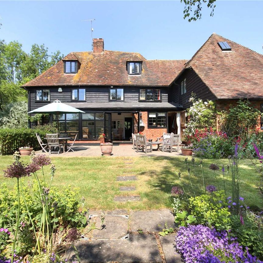 An idyllic Wealden farmhouse with beautiful gardens. - Photo 1