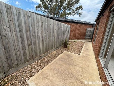 2/8 Coventry Place, Melton South, VIC 3338 - Photo 5