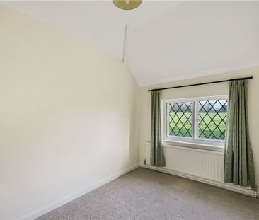 A Grade II Listed 2 bedroom semi detached character cottage in an a... - Photo 4