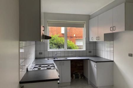 SPACIOUS TWO BEDROOM APARTMENT - Photo 4