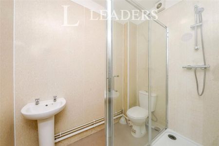 1 bedroom in a house share to rent - Photo 4