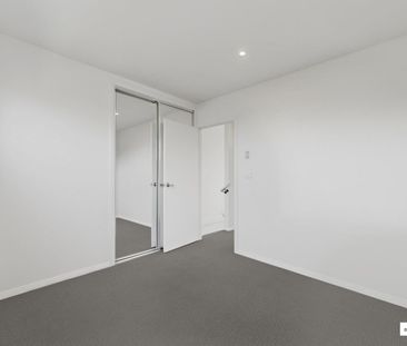 Tri Level Townhouse a stones throw to Highpoint Shopping Centre - Photo 6