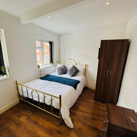 1 bedroom in a house share to rent - Photo 3