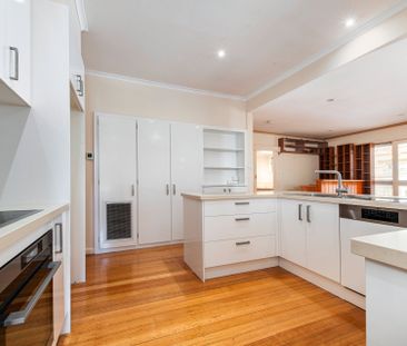 Elegant Family Living in a Prime Blackburn Location - Photo 5