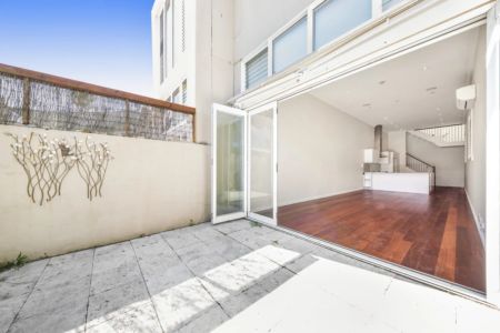 Freshly refurbished park side family home - Photo 2