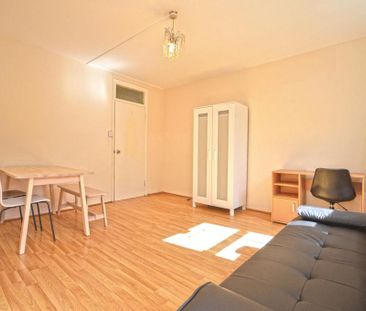 1 bedroom in a flat share to rent - Photo 3