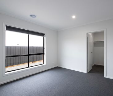 Modern home, offering comfortable living with low maintenance - Photo 3