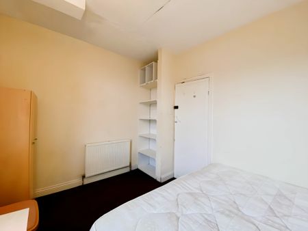 4 Bed 2 Bath - Photo 4