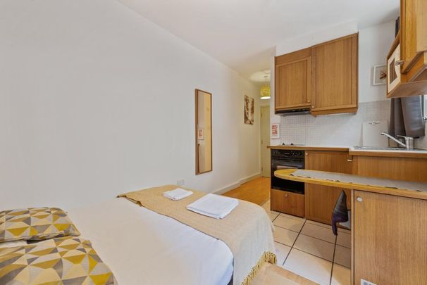 BILLS INCLUDED - Studio apartment with private patio garden to rent in West Kensington, London W14 - Photo 1