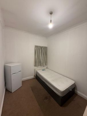 Room in a Shared Flat, Chapter Road, NW2 - Photo 1