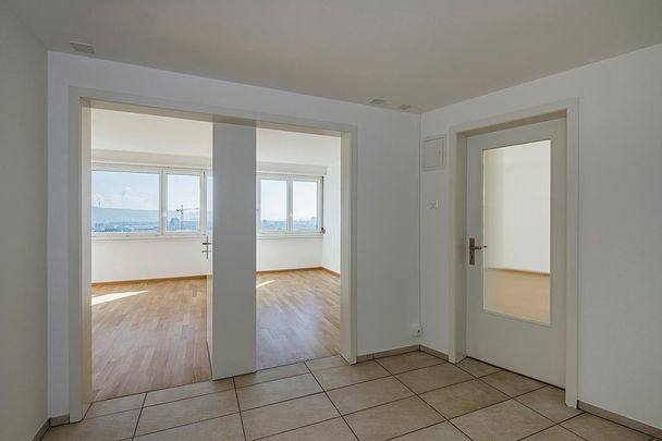 Ihr neues Zuhause mit urbanem Flair und wundervoller Aussicht! - Photo 1