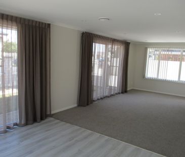 This beautifully designed three-bedroom, two-bathroom townhouse off... - Photo 2