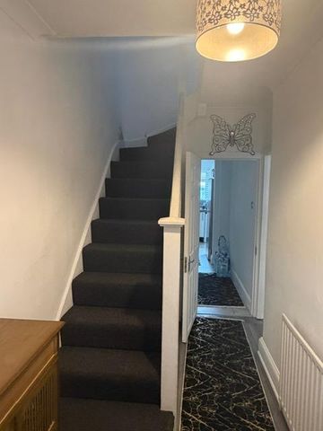 3 bedroom end of terrace house to rent - Photo 2