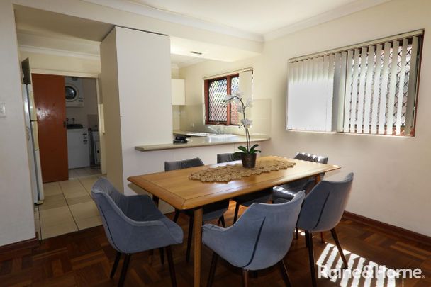 Fully Furnished, Spacious & Private Townhouse in a Quiet Street - Perfect for Families or Students! - Photo 1