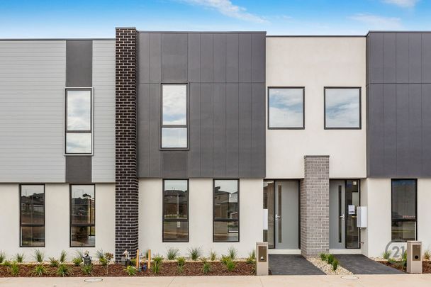 Low Maintenance Spacious Townhouse - Photo 1