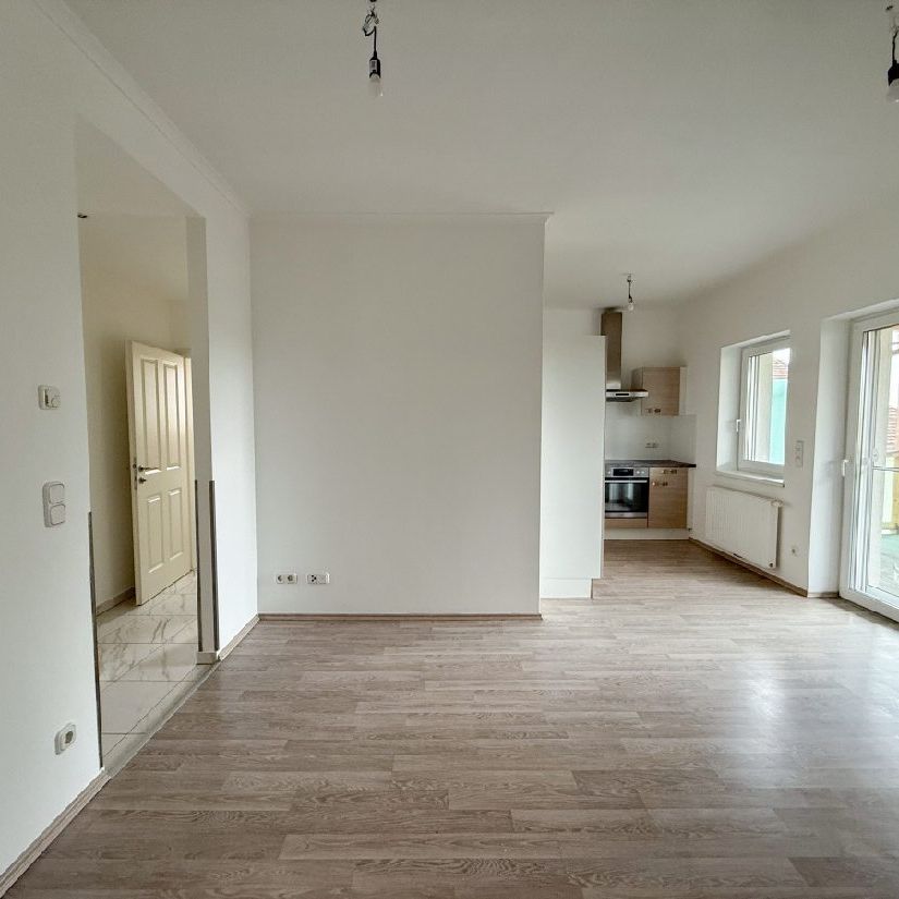 Zentral gelegen: Zwei-Zimmer-Wohnung mit Balkon…! - Photo 1