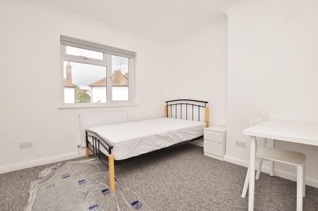 5 bedroom semi-detached house to rent - Photo 4