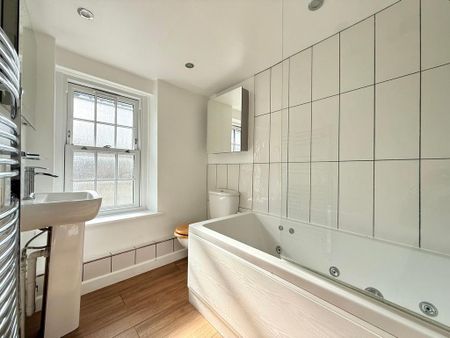 3 bedroom flat to rent - Photo 3