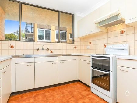Spacious Two Bedroom Apartment Moments From Coogee Beach! - Photo 2