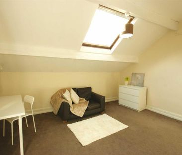 3 bedroom flat to rent - Photo 4