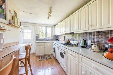 To Let 3 Bedroom Flat - Photo 4