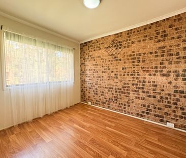 Bright & Spacious 3-Bedroom Townhouse in Prime Location - Photo 2