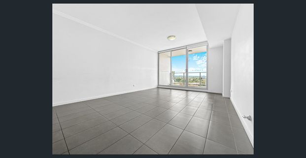 Luxurious 2-Bed Apartment in Resort-Style Complex – Walk to Everything - Photo 1