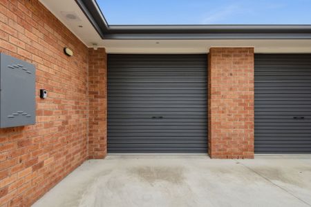 Spacious Two Bedroom Courtyard Unit - Photo 4
