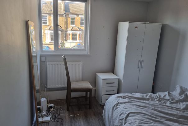 10 Priory court Cheltenham Road Peckham SE15 3BG - Photo 1