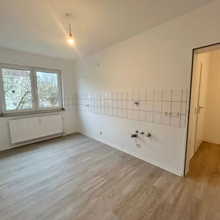 Schöne Etagenwohnung mit Balkon - WBS erforderlich - Photo 3
