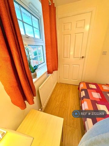 1 bedroom in a house share to rent - Photo 2