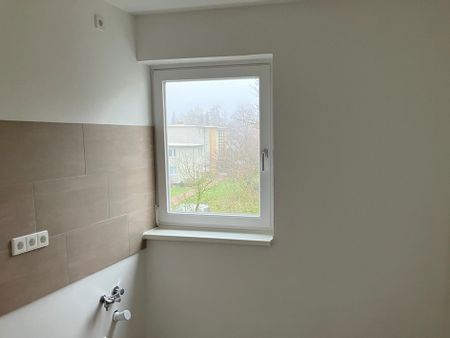 Ihr neues und modernes Zuhause mit sonniger Loggia und Blick ins Grüne - Photo 4