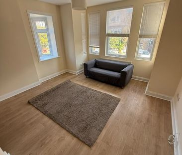 1 Bed Flat, Newburgh Road, W3 - Photo 2