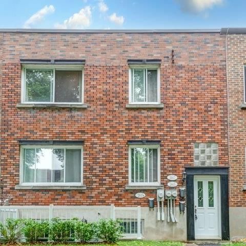 2447 Av. West Hill - Photo 1