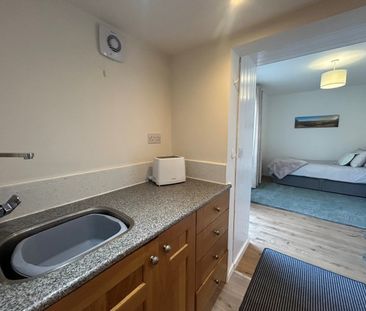 Rodney Way, Guildford, Surrey, GU1 - Photo 6