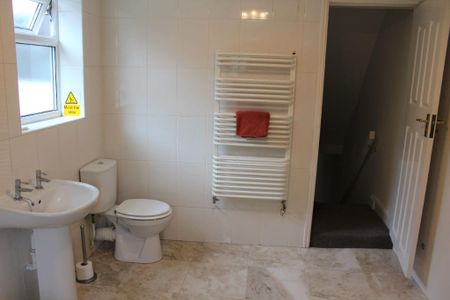 1 bedroom in a house share to rent - Photo 3