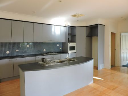 3 Bedroom 2 Bathroom House in Araluen with Unrivalled Views - Photo 4
