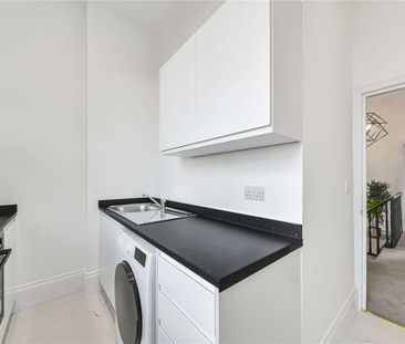 Newly renovated two bedroom set on first floor of a period conversion - Photo 2