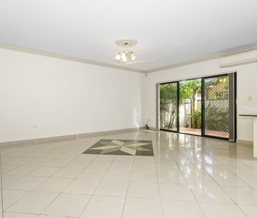 Large 3 Bedroom Townhouse - Photo 5