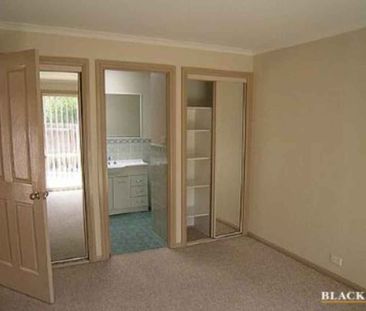 Spacious Three Bedroom Townhouse in Serene Monash Complex! - Photo 4