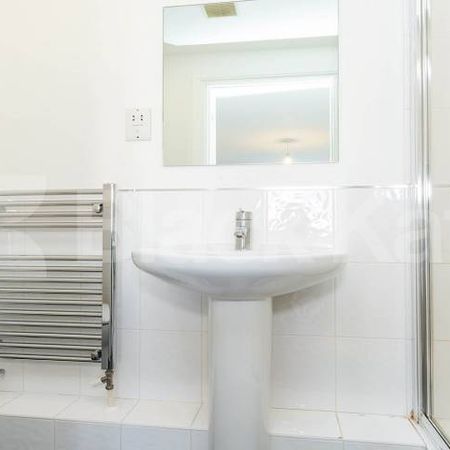 Spacious two double bedroom property set in modern development - Photo 3