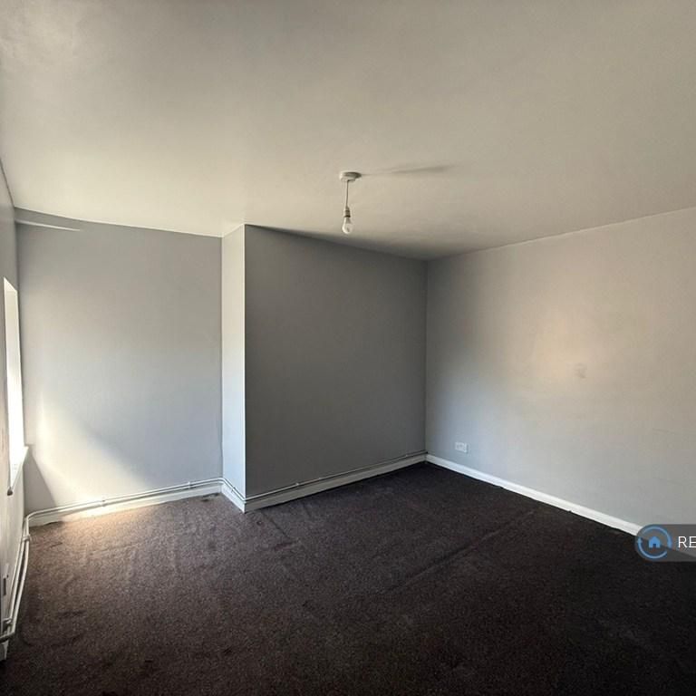 3 bedroom flat to rent - Photo 1
