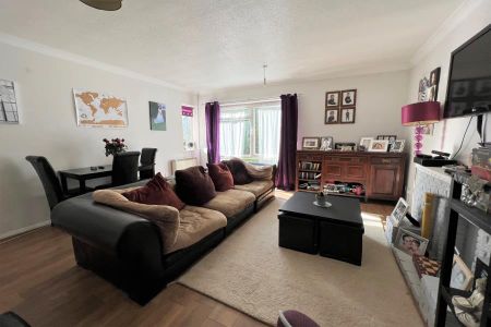 Alwyne Court, Horsell - 2 bedrooms Property for lettings - Seymours - Photo 4