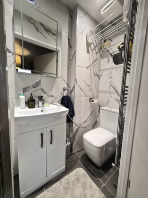 1 bedroom in a house share to rent - Photo 1