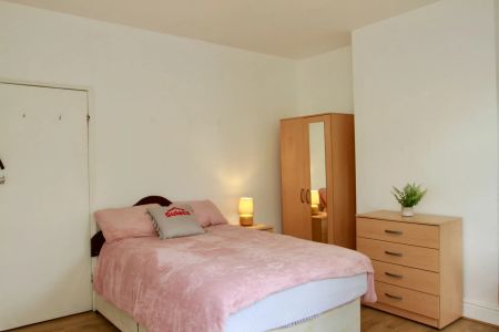 West Avenue (3 or 4 bed) - Photo 3